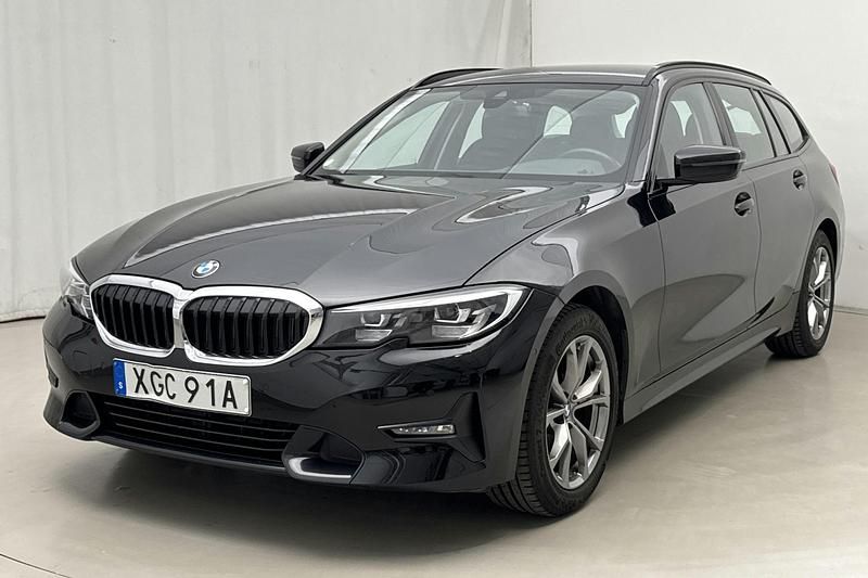 Svart Begagnad 2021 BMW 320 Shadowline Kombi | 264 800 kr (Superpris) - Bild 1/4