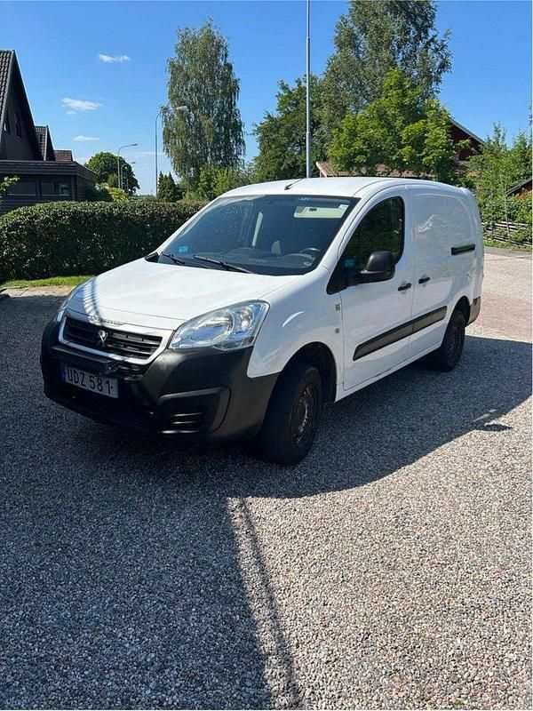 Vit Begagnad 2016 Peugeot Partner Minibuss | 85 000 kr (Marknadspris) - Bild 1/4