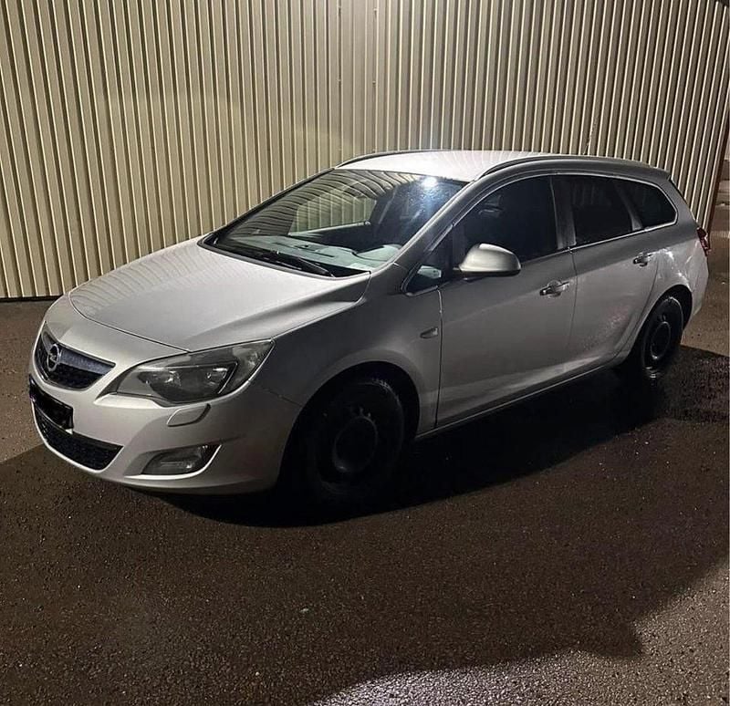 Grå Begagnad 2011 Opel Astra Enjoy Kombi | 20 000 kr (Bra pris) - Bild 1/3