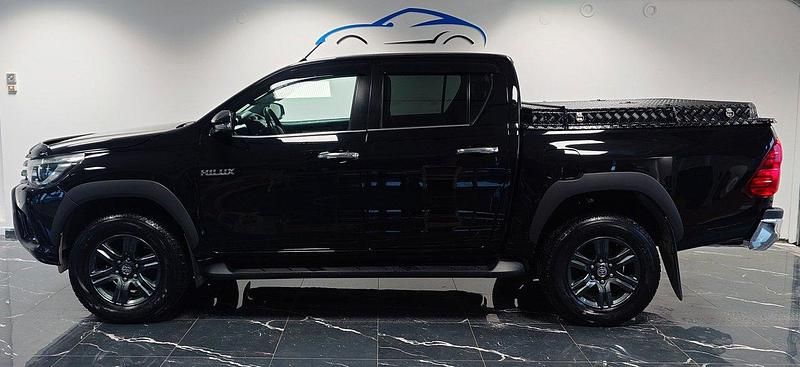 Svart Begagnad 2018 Toyota HiLux Pickup | 329 800 kr (Marknadspris) - Bild 1/4