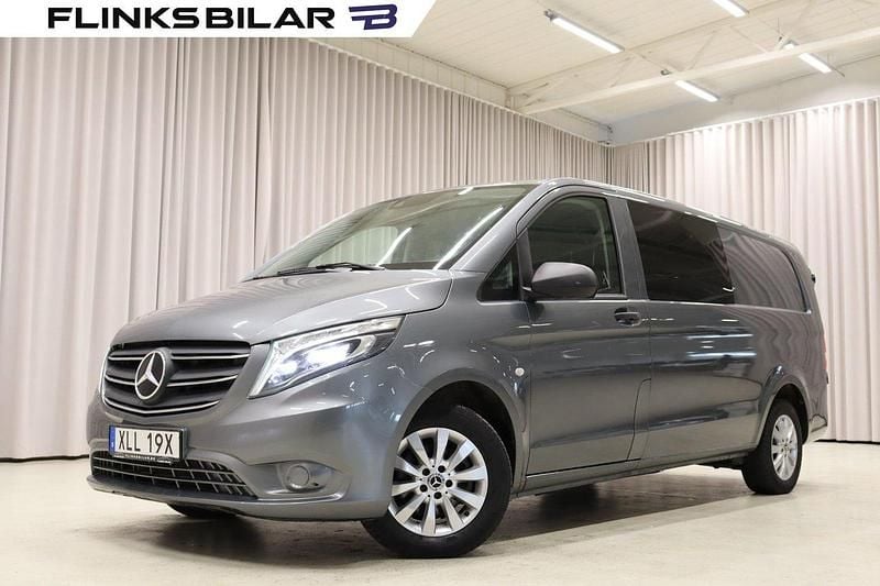 Grå (metallic) Begagnad 2022 Mercedes Vito Minibuss | 499 900 kr - Bild 1/4