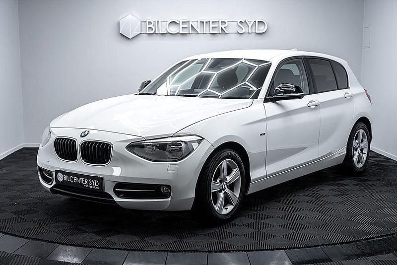 Vit Begagnad 2012 BMW 118 Sport Line Halvkombi | 129 900 kr (Marknadspris) - Bild 1/4