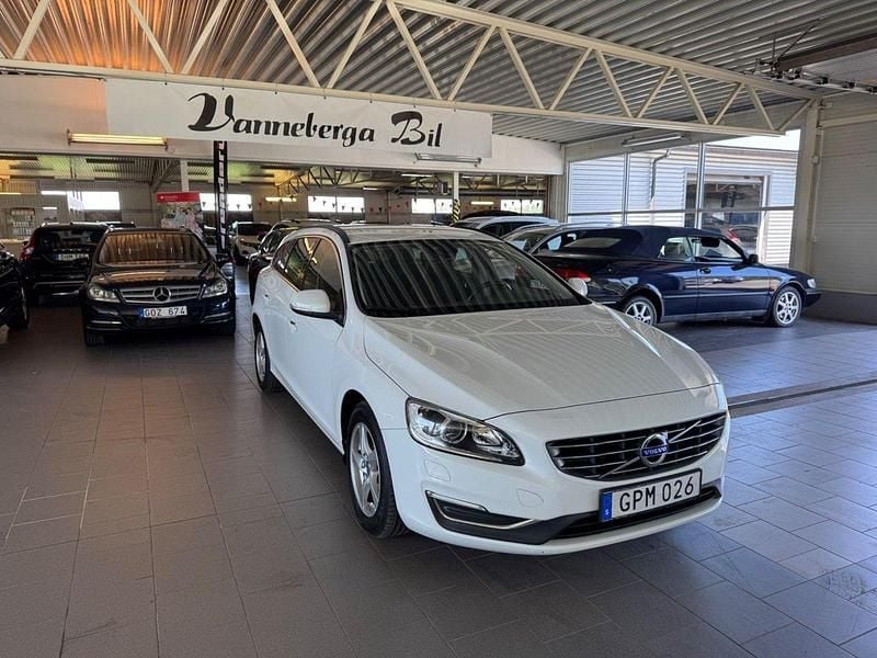 Vit Begagnad 2016 Volvo V60 Momentum Kombi | 169 700 kr (Marknadspris) - Bild 1/4