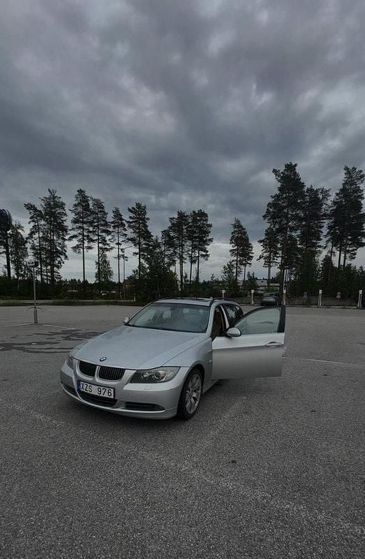 Grå Begagnad 2007 BMW 330 Comfort Edition Kombi | 60 000 kr (Superpris) - Bild 1/4