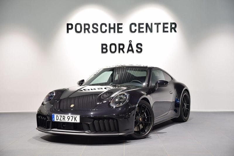 Svart (black) Begagnad 2025 Porsche 992 Sportkupé | 2 189 000 kr - Bild 1/4