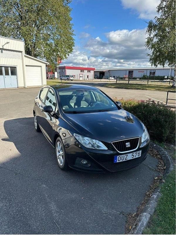 Svart Begagnad 2010 Seat Ibiza Style Halvkombi | 26 000 kr (Marknadspris) - Bild 1/4