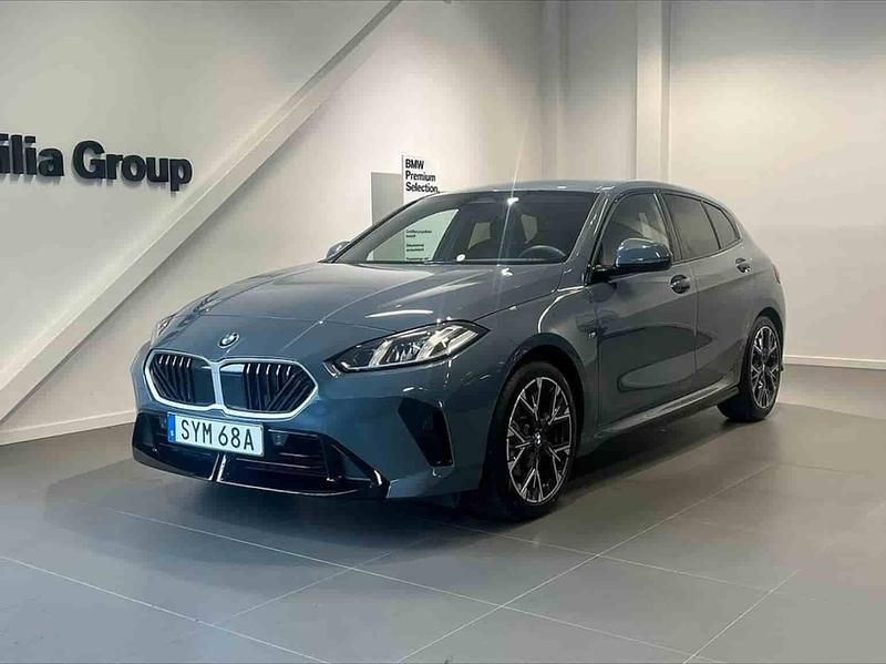 Grå Begagnad 2025 BMW 120 Halvkombi | 389 000 kr - Bild 1/1