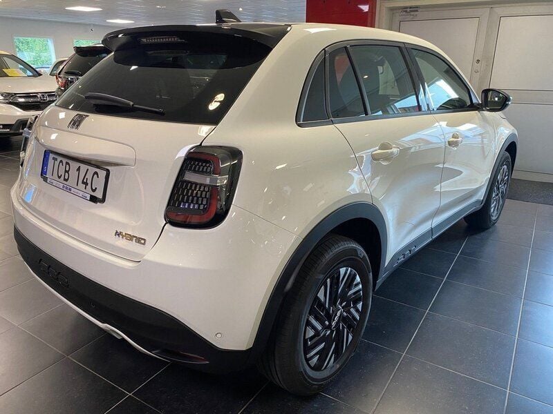 Begagnad Fiat 600 Pop 101 HK (74 kW) 2023 Vit SUV