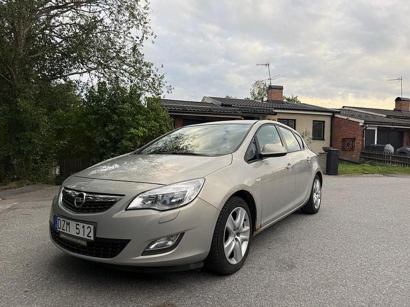 Grå Begagnad 2010 Opel Astra Kombi | 35 000 kr (Bra pris) - Bild 1/4
