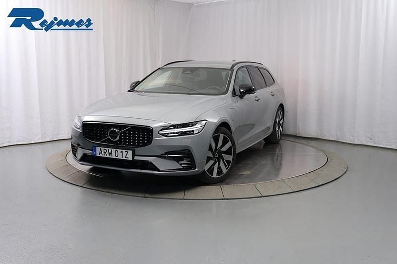 Grå (vapour grey metallic) Begagnad 2024 Volvo V90 Plus Kombi | 539 900 kr (Marknadspris) - Bild 1/4