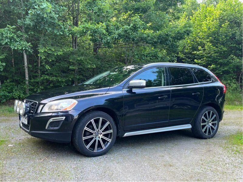 Svart Begagnad 2013 Volvo XC60 R-Design SUV | 119 500 kr (Marknadspris) - Bild 1/4