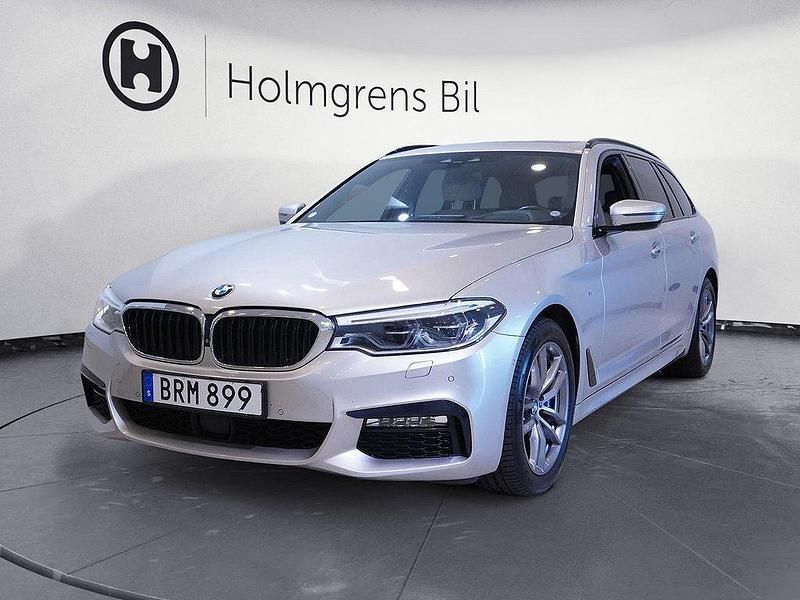 Ljusgrå Begagnad 2017 BMW 530 M Sport Kombi | 319 900 kr (Dyr) - Bild 1/4