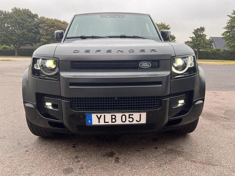 Grå Begagnad 2024 Land Rover Defender SE Dynamic SUV | 1 100 000 kr (Lite dyr) - Bild 1/4
