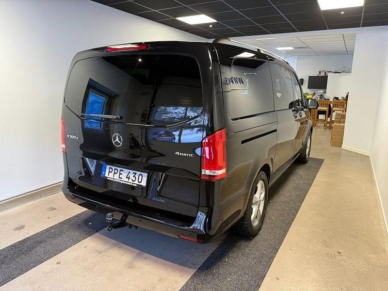 Begagnad Mercedes V300 239 HK (175 kW) 2019 Svart Minibuss