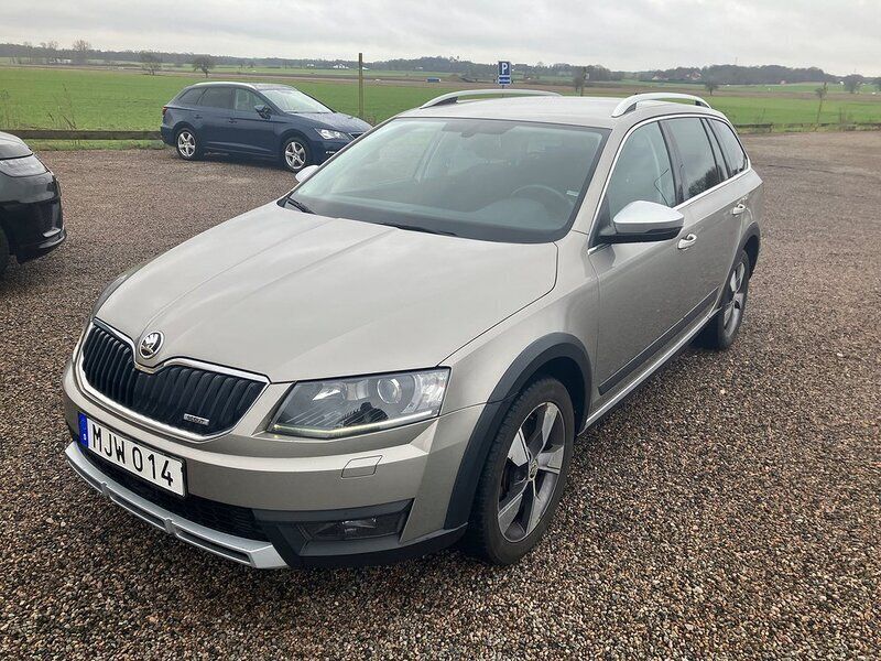 Ljusbrun (brunmetalic) Begagnad 2015 Skoda Octavia Scout Kombi | 159 000 kr (Marknadspris) - Bild 1/4