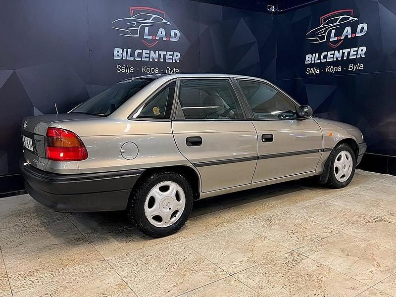 Begagnad Opel Astra 101 HK (74 kW) 1996 Grå Sedan