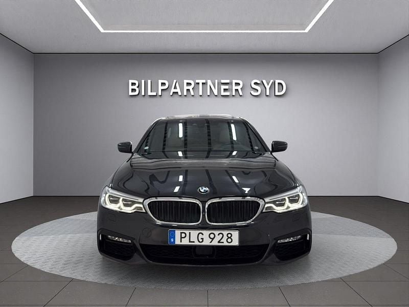 Grå Begagnad 2017 BMW 530 M Sport Sedan | 369 900 kr (Marknadspris) - Bild 1/4