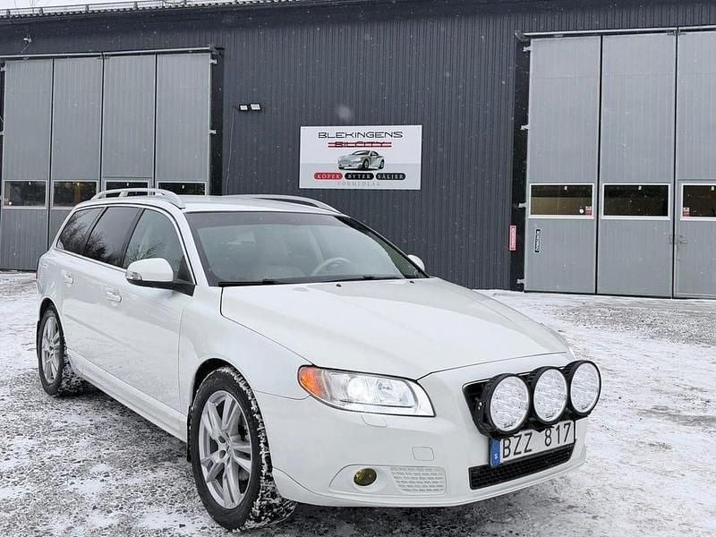 Vit Begagnad 2010 Volvo V70 Summum Kombi | 69 900 kr (Lite dyr) - Bild 1/4