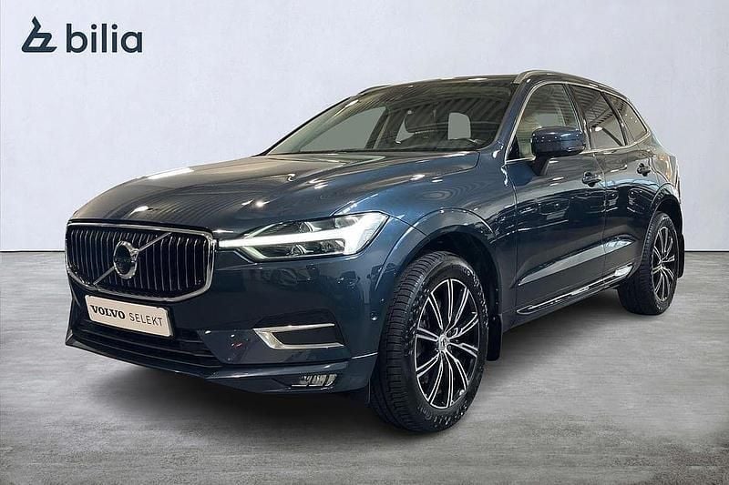 Mörkblå (blå) Begagnad 2018 Volvo XC60 Inscription SUV | 344 900 kr (Marknadspris) - Bild 1/3