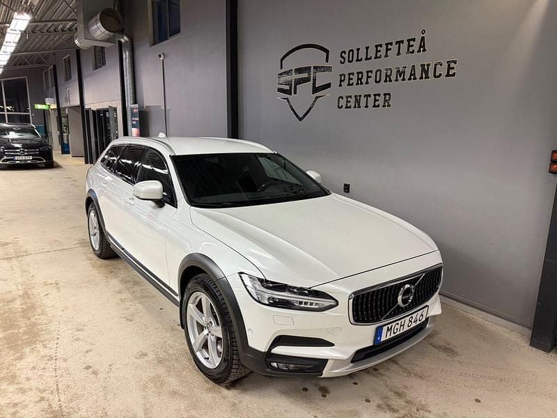 Vit Begagnad 2017 Volvo V90 CC Momentum Kombi | 249 900 kr (Dyr) - Bild 1/4