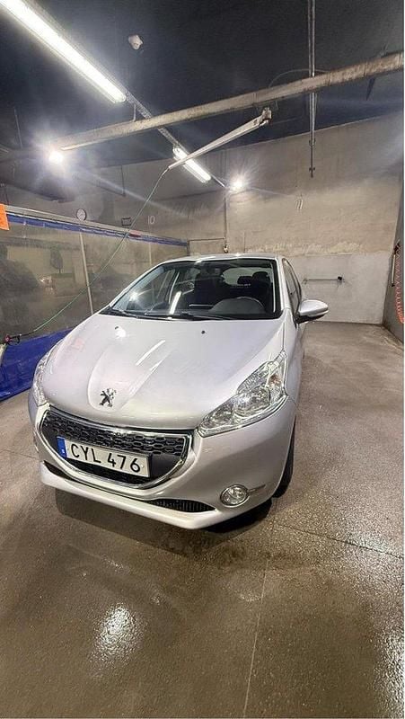 Grå Begagnad 2014 Peugeot 208 Halvkombi | 85 000 kr (Marknadspris) - Bild 1/4