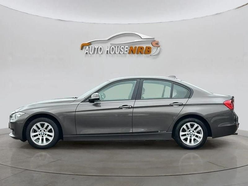 Brun Begagnad 2013 BMW 320 Sedan | 124 500 kr (Marknadspris) - Bild 1/4