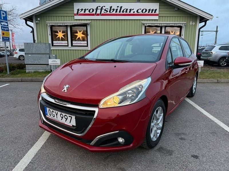 Mörkröd Begagnad 2017 Peugeot 208 Halvkombi | 79 900 kr (Marknadspris) - Bild 1/4