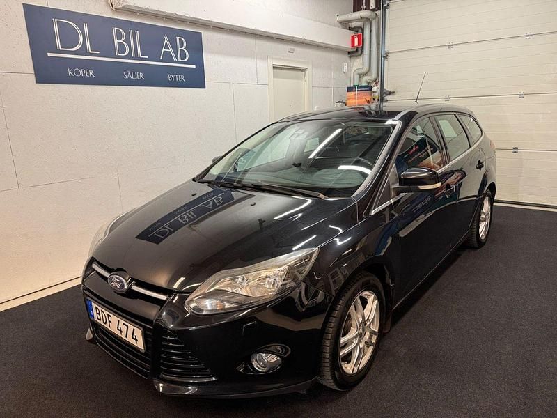 Svart Begagnad 2014 Ford Focus Titanium Kombi | 74 900 kr (Marknadspris) - Bild 1/4