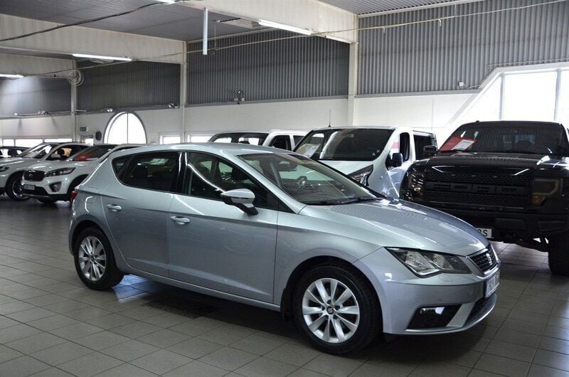 Silver Begagnad 2020 Seat Leon Style Halvkombi | 129 000 kr (Marknadspris) - Bild 1/4