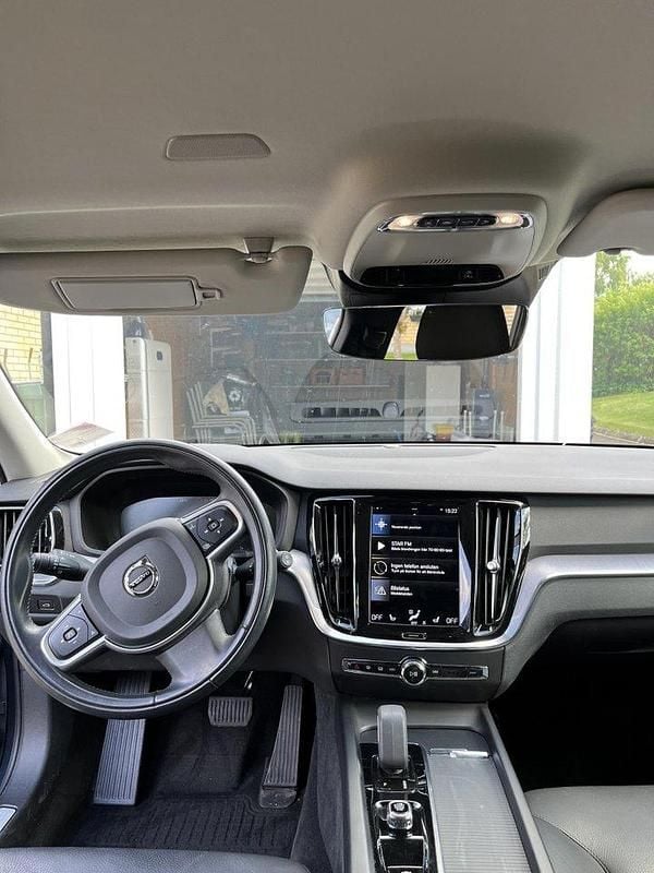 Blå Begagnad 2022 Volvo V60 Momentum Kombi | 295 000 kr (Bra pris) - Bild 1/4