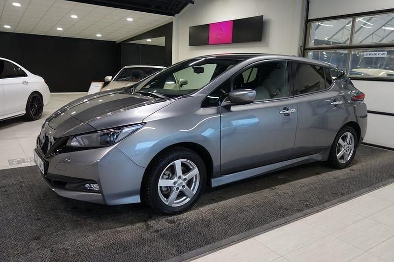Grå Begagnad 2023 Nissan Leaf N-Connecta Halvkombi | 189 000 kr (Marknadspris) - Bild 1/4