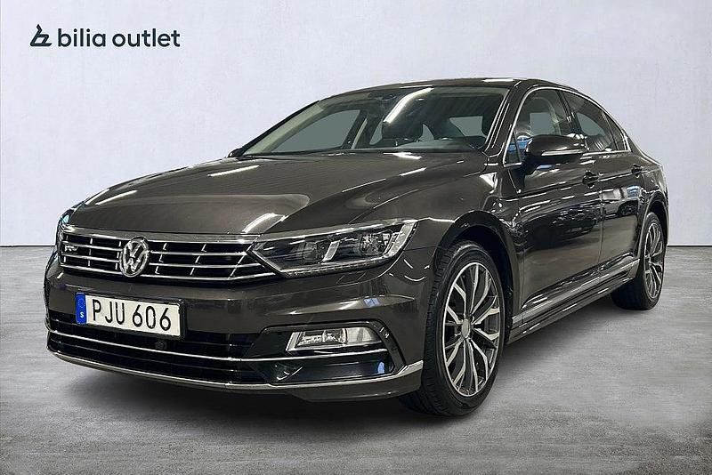 Brun Begagnad 2017 VW Passat Executive Sedan | 159 900 kr (Marknadspris) - Bild 1/3