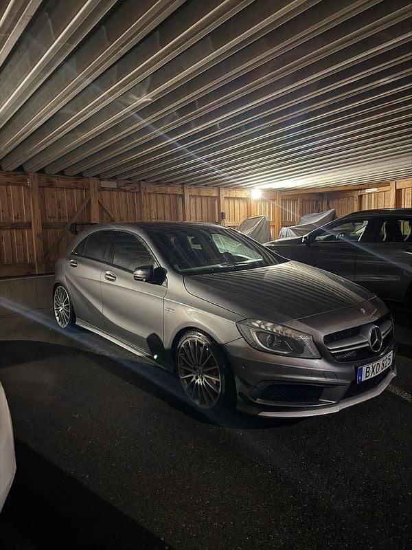 Gray metallic Begagnad 2014 Mercedes A45 AMG AMG Halvkombi | 245 000 kr (Marknadspris) - Bild 1/4