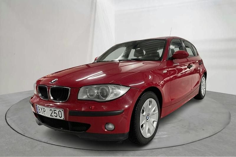 Röd Begagnad 2007 BMW 118 Halvkombi | 61 000 kr (Marknadspris) - Bild 1/4