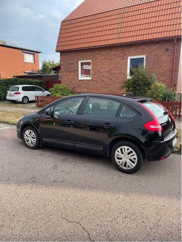 Svart Begagnad 2010 Citroën C4 Halvkombi | 38 000 kr (Dyr) - Bild 1/4