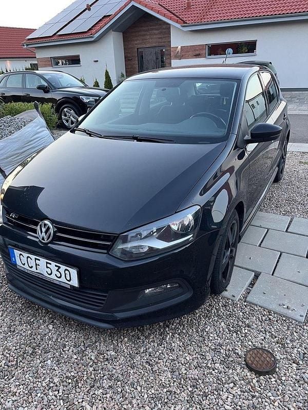 Svart Begagnad 2014 VW Polo Halvkombi | 53 000 kr (Bra pris) - Bild 1/4