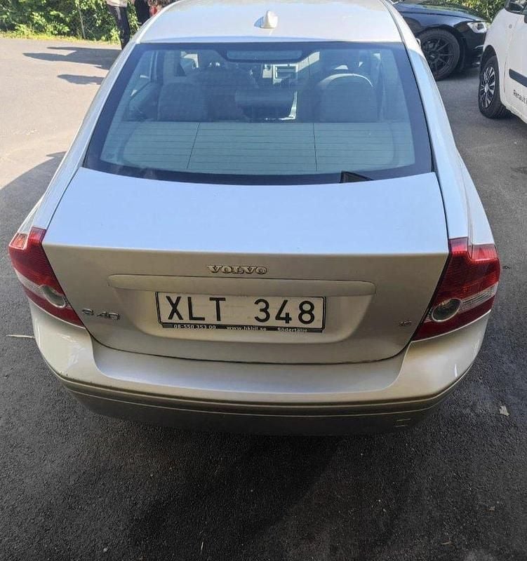 Silver Begagnad 2006 Volvo S40 Kinetic Sedan | 19 900 kr (Marknadspris) - Bild 1/4