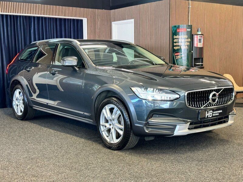 Grå Begagnad 2018 Volvo V90 CC Momentum Kombi | 279 900 kr (Marknadspris) - Bild 1/4