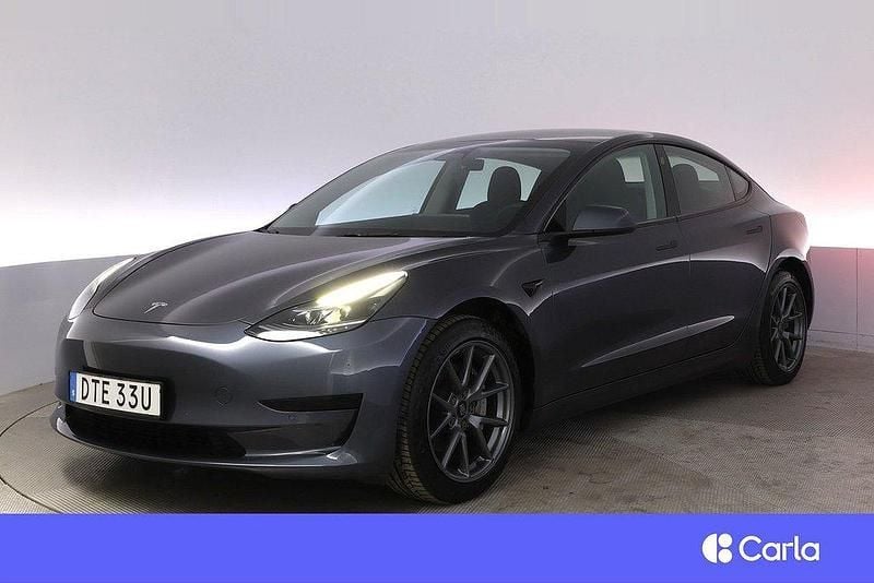 Grå Begagnad 2022 Tesla Model 3 Standard Range Plus Sedan | 269 900 kr (Bra pris) - Bild 1/4