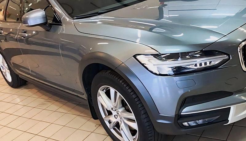 Grå Begagnad 2018 Volvo V90 CC Momentum Kombi | 199 900 kr (Marknadspris) - Bild 1/4