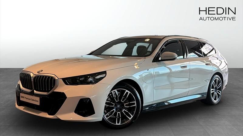 Vit (white) Begagnad 2025 BMW 530e M Sport Kombi | 598 700 kr (Superpris) - Bild 1/4