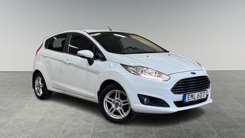 Vit Begagnad 2015 Ford Fiesta Titanium Halvkombi | 94 900 kr (Marknadspris) - Bild 1/4