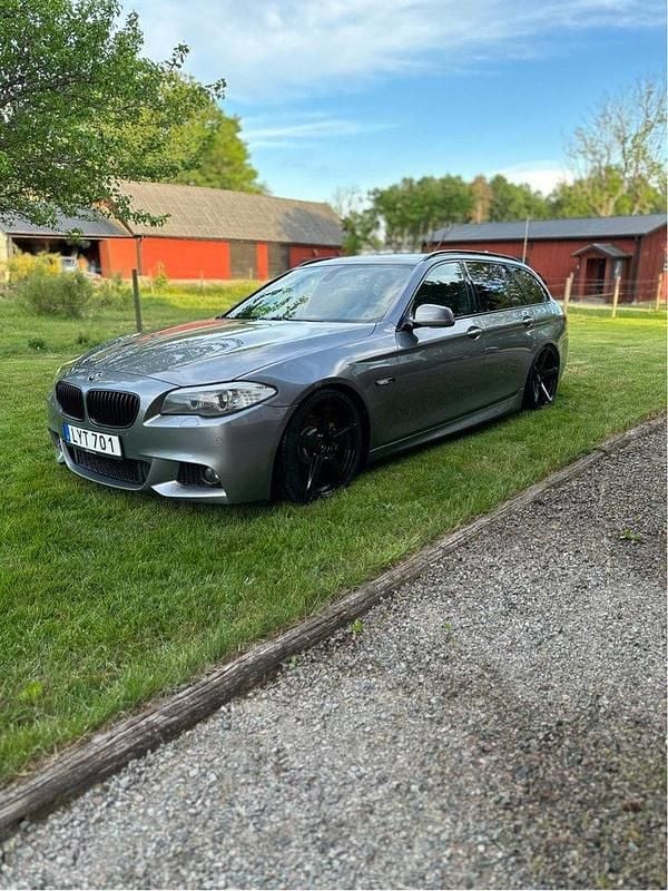 Grå Begagnad 2012 BMW 520 M Sport Kombi | 130 000 kr (Dyr) - Bild 1/2