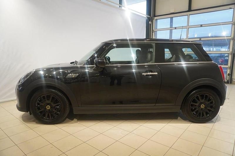 Begagnad Mini Cooper Essential 110 kW (150 HK) 2022 Midnight black ii Halvkombi