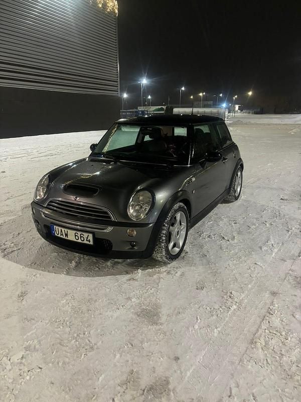 Gray metallic Begagnad 2003 Mini Cooper S Halvkombi | 55 000 kr (Marknadspris) - Bild 1/4