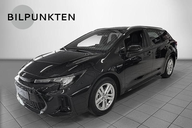 Black mica met (m) Begagnad 2024 Suzuki Swace Kombi | 299 900 kr (Marknadspris) - Bild 1/4