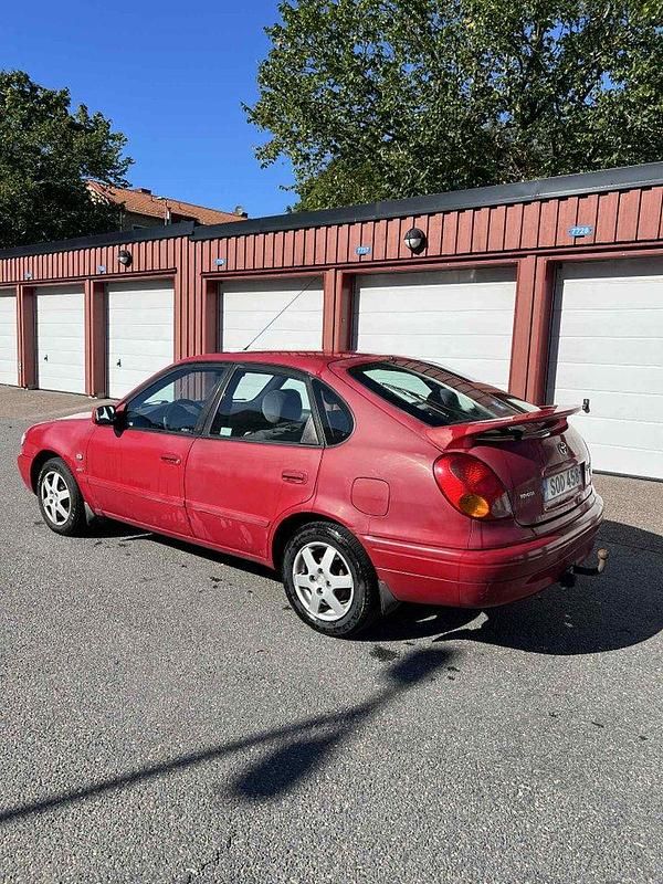 Röd Begagnad 2001 Toyota Corolla Halvkombi | 20 000 kr - Bild 1/3