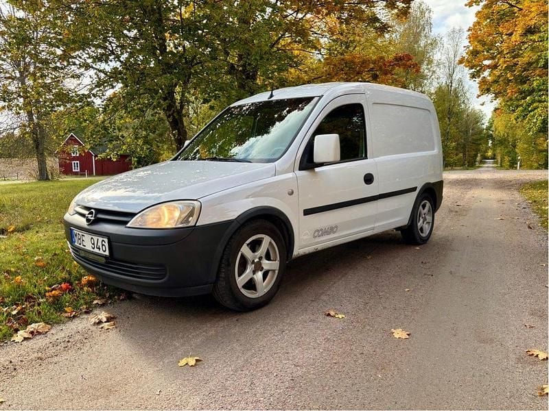 Vit Begagnad 2011 Opel Combo Minibuss | 25 000 kr (Superpris) - Bild 1/4
