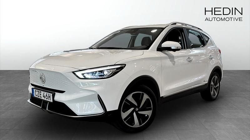 Vit (white) Begagnad 2022 MG ZS Luxury Sedan | 244 900 kr (Bra pris) - Bild 1/4