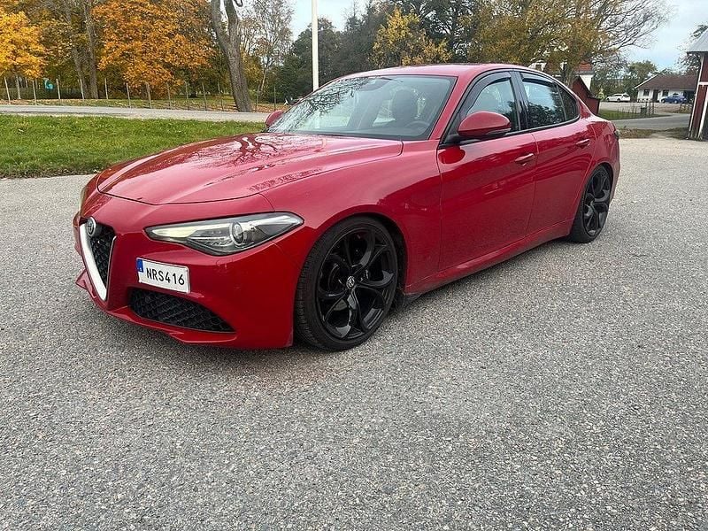 Röd Begagnad 2016 Alfa Romeo Giulia Sedan | 149 900 kr (Lite dyr) - Bild 1/3